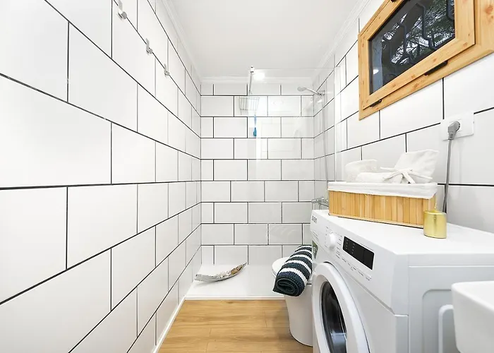 Newly Renovated Modern , Near C.c Yumbo Nyaraló